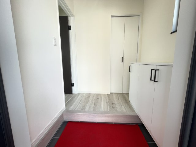 【玄関】 | 【新築分譲住宅】山形市砂塚　全3棟 | 【Entrance】
お客様をお迎えする玄関は落ち着いた雰囲気。帰り着くたびに洗練されたテイストの空間に迎えられ誇りと喜びを感じる玄関まわりです。