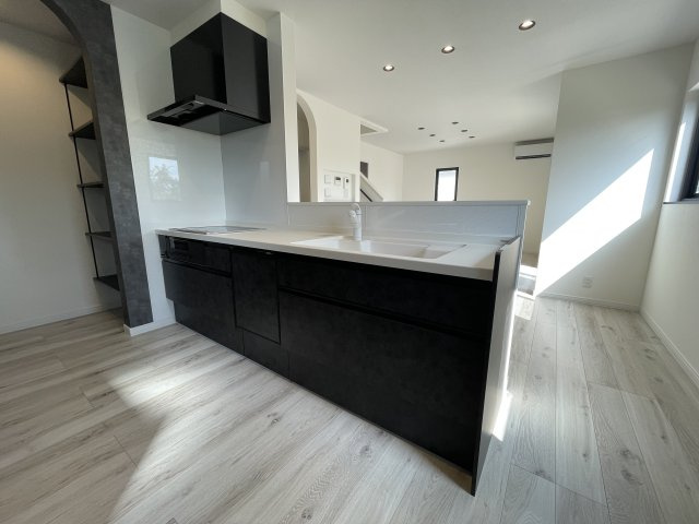 【キッチン】 | 【新築分譲住宅】山形市砂塚　全3棟 | 【Kitchen】
誰もが使いやすいデザインにこだわったキッチン。プライベートスペースを彩るインテリアとしての美と、快適な日常を支える機能性と強さがひとつになったキッチンです。