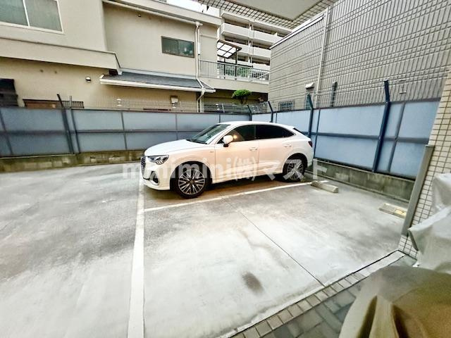 ラムール玉造の駐車場