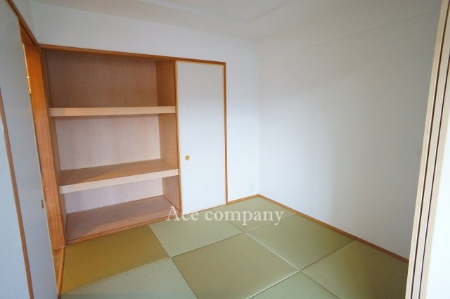 【内装】 | サーパス小阪 | 【和室4.7帖】便利な2WAYドア♪押し入れ完備です♪