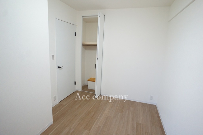 【子供部屋】 | サーパス小阪 | 【洋室5帖】クローゼット完備です♪