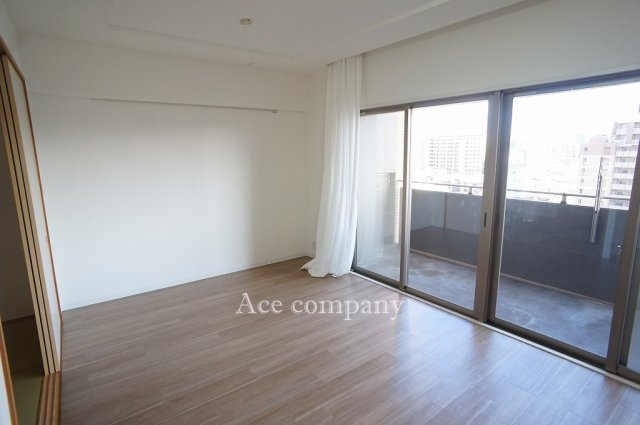 【居間・リビング】 | サーパス小阪 | 【LDK：約13.2帖】