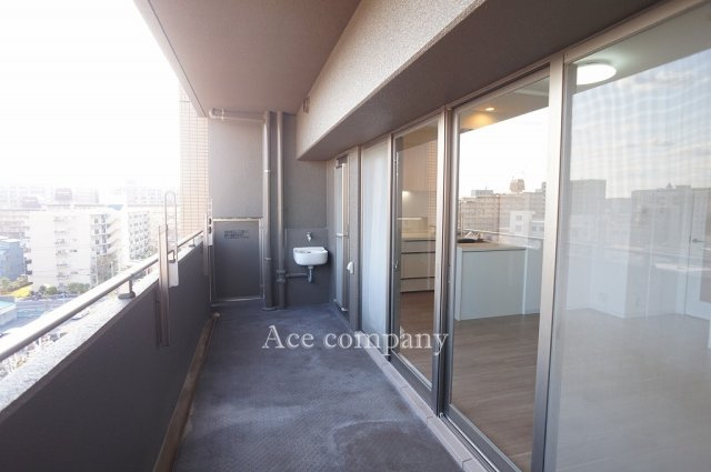 【バルコニー】 | サーパス小阪 | 南向きのバルコニー☆陽当り＆眺望良好☆スロップシンク完備です☆