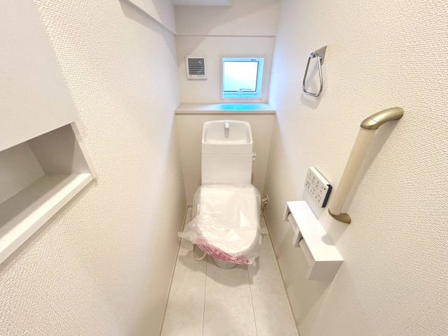 ブルーミングガーデン　江南市江森町西2期　全1区画分譲のトイレ|汚れが付きにくく落ちやすい表面加工と、掃除のしやすいフチレス形状便器の相乗効果でお手入れが楽々です。
節水型で家計にも優しい！温水洗浄便座で寒い冬も気持ちよくトイレ時間を過ごせます。