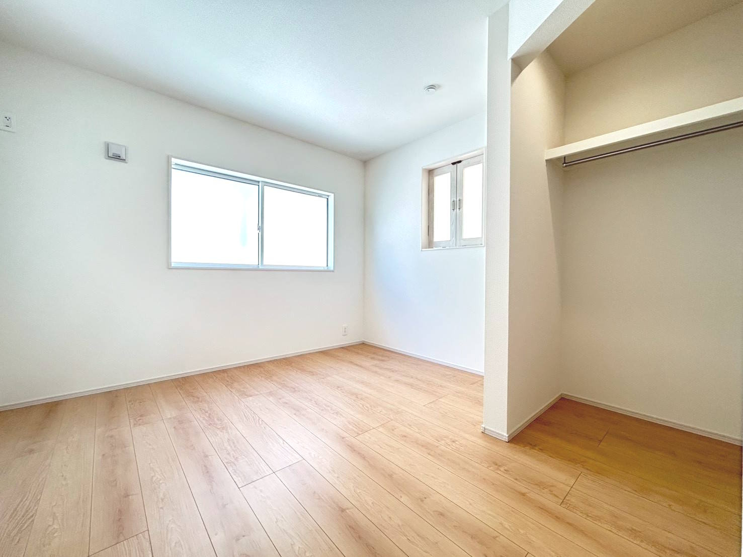 ブルーミングガーデン　江南市江森町西2期　全1区画分譲の洋室|全居室に【２４時間換気システム】を設置。家の中の空気をいつも新鮮に保ちます。カビの発生を抑えられます。
気密性に優れているため、部屋によっての温度差が小さく、家中どこでも快適に過ごせます。