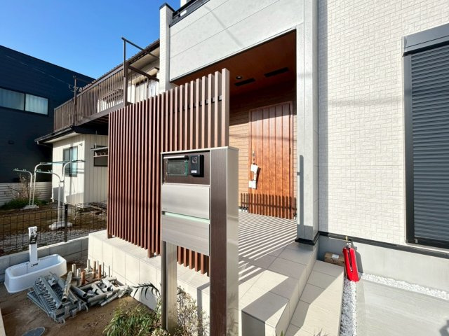 ブルーミングガーデン　江南市江森町西2期　全1区画分譲の玄関|専用のカードやスマートフォンで施解錠可能な玄関錠。快適さと防犯面に特化した、新世代の玄関ドアです。
鍵の毎回の開け閉めのイライラが減り、毎日の暮らしにゆとりが生まれます。