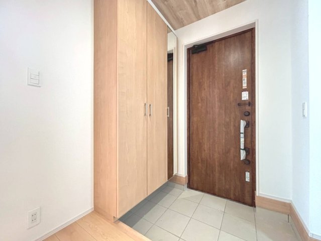 ブルーミングガーデン　江南市江森町西2期　全1区画分譲の玄関|大容量のシューズ収納付きで玄関周りもすっきり！玄関ドアからの光が玄関ホールを明るくしてくれます。