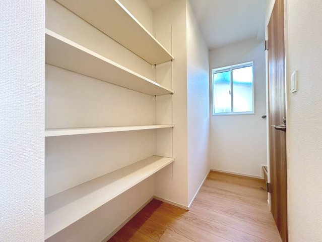 ブルーミングガーデン　江南市江森町西2期　全1区画分譲の収納|1階廊下（トイレ前）可動棚です。洗面化粧台正面にも可動棚があり、収納スペースが豊富です。