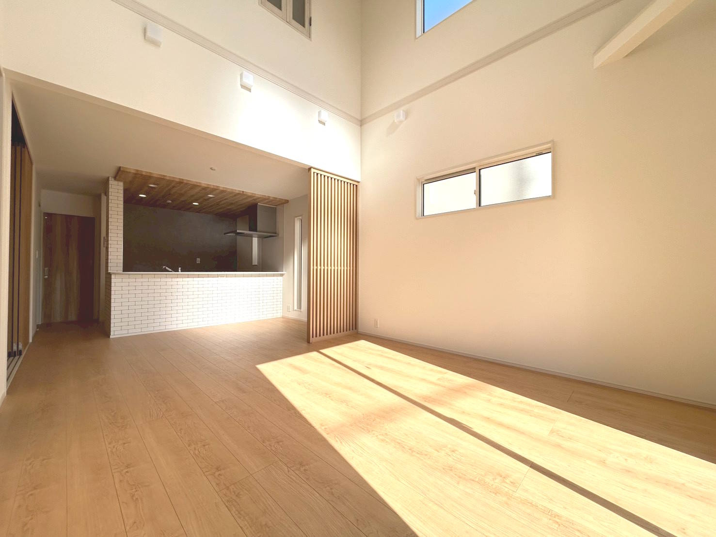 ブルーミングガーデン　江南市江森町西2期　全1区画分譲の居間・リビング|リビングには開放感のある【折上げ天井】を採用。最大2.6mの天井高で部屋をより広く明るく感じられます。
開放感と高級感を演出し、自然と家族みんなが集まる心地よい空間を作り出しています。