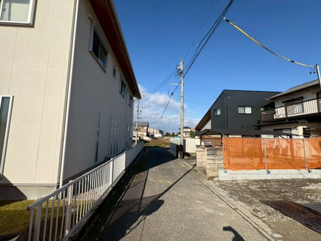 ブルーミングガーデン　江南市江森町西2期　全1区画分譲の前面道路含む現地写真|「現地（2025年11月4日）撮影」　
■前面道路　
■ヤマダ不動産　株式会社リライフ
