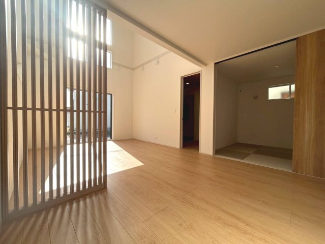 ブルーミングガーデン　江南市江森町西2期　全1区画分譲の居間・リビング|吹抜けがあり開放感のあるリビングです。リビングとダイニングスペースの間には木目調のお洒落な格子があります。格子を通して光が差し込みとても素敵な空間です。