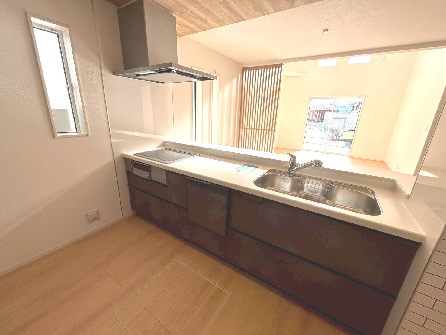 ブルーミングガーデン　江南市江森町西2期　全1区画分譲のキッチン|機能的なシステムキッチン。収納力に優れた大容量の引出。食器洗浄乾燥機も標準装備で家事軽減になります。
適材適所の収納が可能な大容量の引出しで、キッチン小物も大物もたっぷり収納できお掃除も楽々です。