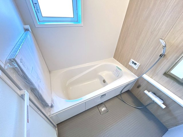 ブルーミングガーデン　江南市江森町西2期　全1区画分譲の浴室|浴室は【ほっカラリ床】【魔法瓶びん槽】【エアインシャワー】【浴室換気乾燥機】の高機能設備の仕様です。
雨の日の洗濯物乾燥や、日々のお手入れにも便利で、浴室をスッキリ清潔に保てます。