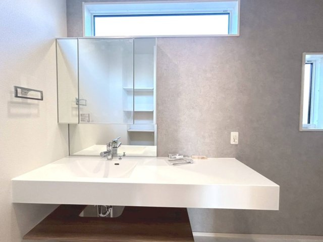 ブルーミングガーデン　江南市江森町西2期　全1区画分譲の独立洗面台|三面鏡裏スペースや、収納量がアップした洗面下部で、たっぷり収納できます。水栓やミラーはエコ仕様です。
電気やガス代の節約にもなります！一体成型ボウルを採用したお手入れも簡単な洗面化粧台。