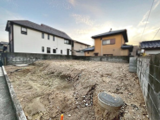 【外観】 | 福田　新築分譲住宅　全２区画（内１区画は売土地） | 【浴室暖房乾燥機付】一坪以上の浴室でのびのび一日の疲れを癒して下さいね！浴室に窓が付いているので、換気ができて湿気やカビ防止になりますよ♪