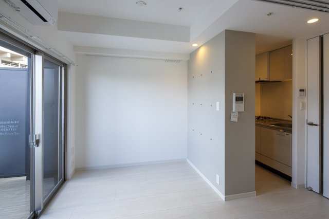 アルファシオ　ミラーニ　5階の居間・リビング|別号室のものです。現状優先になります。
※出窓はございません。