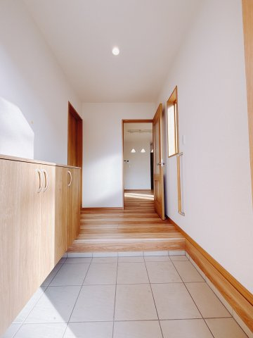 【新築戸建】本庄市小島6丁目の玄関|■玄関｜「玄関から、我が家を心地よく。自然の風や光を感じられる気持ちのいい玄関へ。」永く居心地のいい暮らしを演出する快適性能と安心を両立させたドアを採用しました！