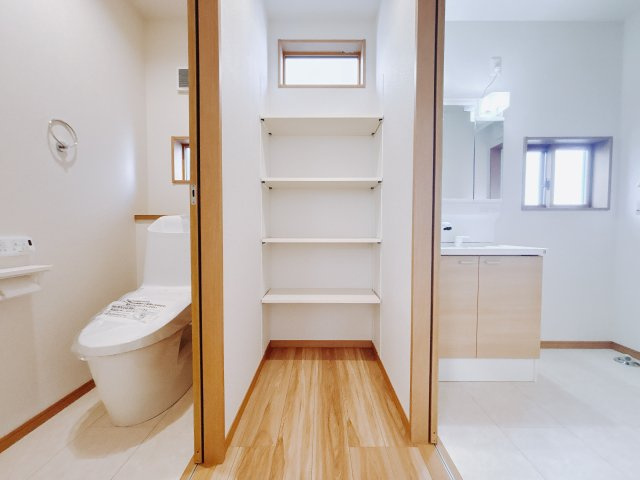 【新築戸建】本庄市小島6丁目の収納|■洗面室｜リネンスペースには、タオルやバスタオル・着替えなどが置けるので大変便利です♪買い置きした洗剤もしまえてどんな時も綺麗な状態を保てます♪