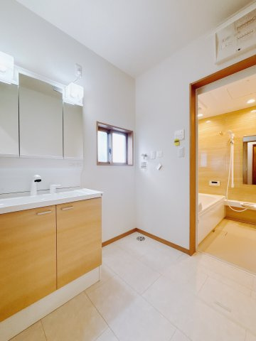 【新築戸建】本庄市小島6丁目の独立洗面台|■洗面室｜大きな鏡で朝の身支度もラクラク♪毎日の忙しい準備が楽しくなる洗面所です(^^♪