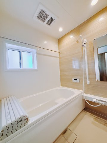 【新築戸建】本庄市小島6丁目の浴室|■浴室｜デザイン性に優れた浴室♪1日の疲れを癒す、ゆったりとしたバスタイムをぜひお過ごしください(*＾＾*)大きな窓付きで嬉しい♪