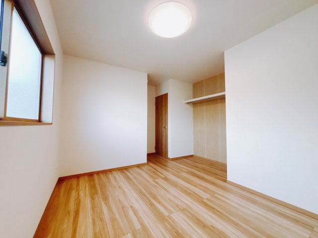 【新築戸建】本庄市小島6丁目の寝室|■主寝室｜広い寝室ならインテリアも自由自在にお楽しみいただけます♪お外から帰ってきた後は寝室でゆっくり自分の時間をお過ごしください。