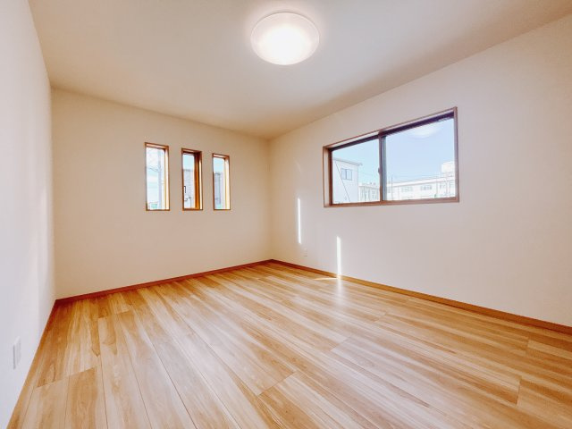 【新築戸建】本庄市小島6丁目の寝室|■主寝室｜ベッドやテレビなどの大き目の家具を置いても余裕のある広々主寝室です♪家事やお仕事にお疲れなパパ・ママがゆっくりと過ごせる空間です♪