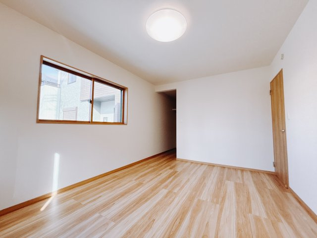 【新築戸建】本庄市小島6丁目の洋室|■洋室｜ナチュラルカラーの床です。模様替えなどとても楽しく工夫できます♪陽当たり、風通しもとても良いので毎日快適な生活スタートです！子供部屋にも良いですね♪