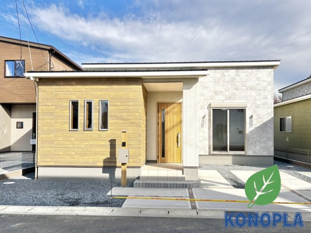 【新築戸建】本庄市小島6丁目の外観|■外観｜窓の配置や、爽やかな白ベースの外観が清潔感をもたらします。まっさらなキャンバスのような家にこだわりを彩って…始めよう、あなただけの豊かな暮らし( ＾＾ )