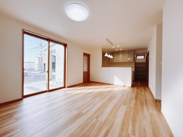 【新築戸建】本庄市小島6丁目の居間・リビング|■リビング｜窓から射し込む陽射しが縦横に広がり、あたたかな空間が形づくられています。ここはご家族の笑顔集まる憩いの空間です( ＾＾ 