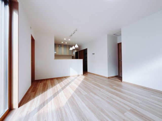 【新築戸建】本庄市小島6丁目の居間・リビング|■リビング｜時の流れと共に陽射しは装いを変え空間に新たな彩りを与えます。一日中家に居ても飽きることなく過ごすことができる素敵な空間です♪