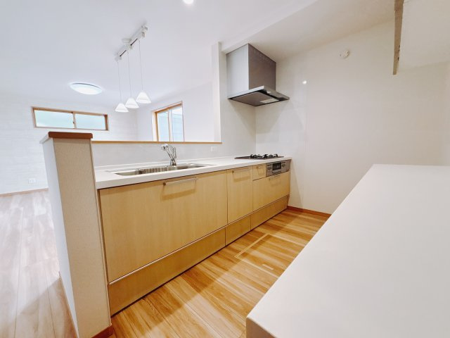 【新築戸建】本庄市小島6丁目の居間・リビング|■リビング｜家族でゆったりくつろげる、居心地の良いリビング♪賃貸と違って、テレビや音楽の音を気にしなくて良いことが嬉しいですね(*＾＾*)