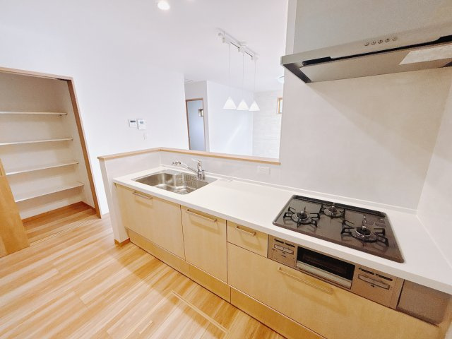 【新築戸建】本庄市小島6丁目のキッチン|■キッチン｜ワークトップ下には、圧力鍋やパスタ鍋などのかさばる調理器具もラクラク収納可能なスライド収納！ものが溢れがちなキッチン回りもスッキリきれいに管理ができます♪