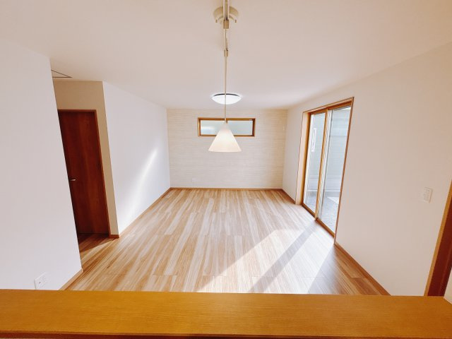 【新築戸建】本庄市小島6丁目の居間・リビング|■キッチン｜作業がはかどる広々カウンタースペース。会話がはずむ「オープンキッチン」なので家族とのコミュニケーションも活発になります。