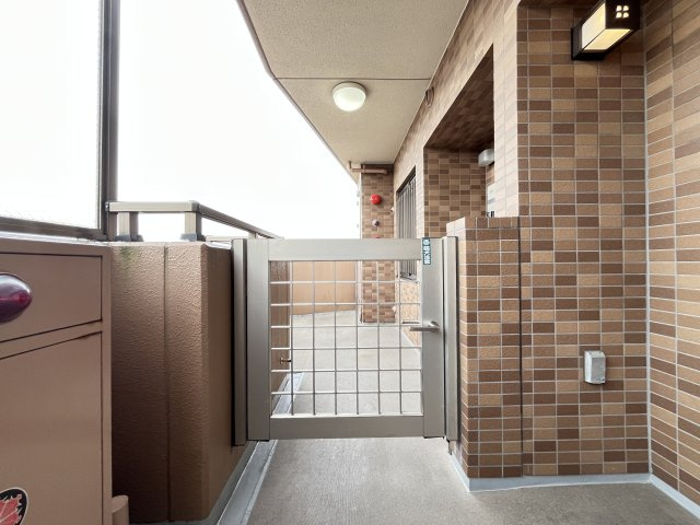 フェアロージュ西葛西四季の道の玄関