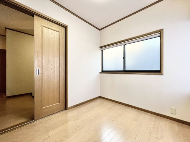 中央区鹿谷町の洋室|２面採光のため、明るい日差しがとりこめます。