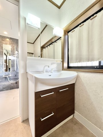 中央区鹿谷町の独立洗面台|3面鏡の洗面台は、メイク道具等の細々した物もスッキリと収納していただけます。
