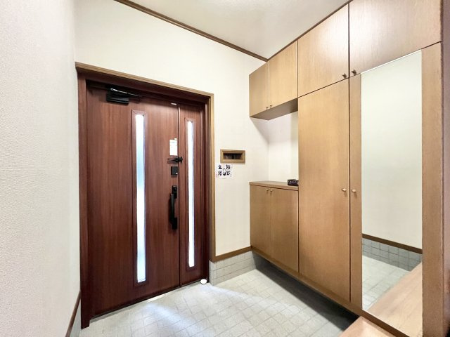 中央区鹿谷町の玄関|玄関には大容量のシューズクローゼット付き！いつでも清潔な玄関をキープできます！姿見付きで、お出かけ前の身だしなみチェックに便利ですね♪
