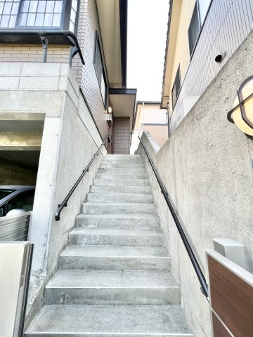 中央区鹿谷町のその他|玄関につながる階段！！
幅が広いため上り下りにゆとりがあります。