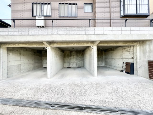 中央区鹿谷町の駐車場|普通車３台駐車可能です。