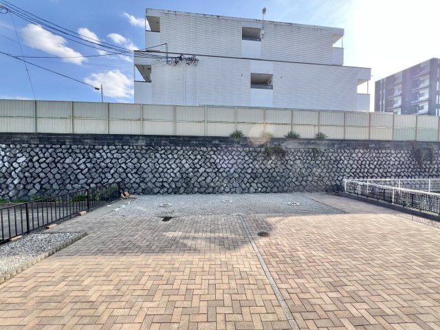 中央区鹿谷町の庭|広々とした庭付き！季節の花や植物を植えて季節の移り変わりを楽しんでみてはいかがでしょうか？
