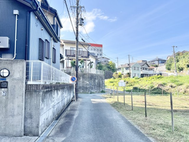 中央区鹿谷町の前面道路含む現地写真|前面道路を西を向いて撮影しました。