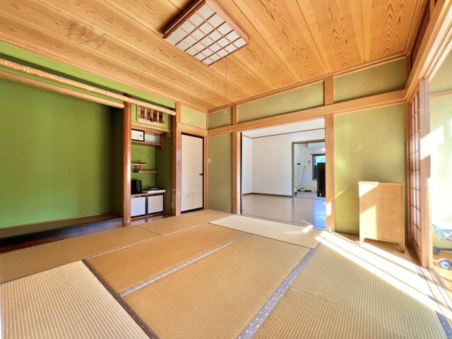 中央区鹿谷町の和室|明るい縁側が魅力的な和室！温かみを感じさせてくれます！
