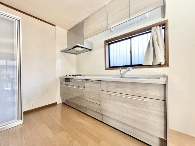 中央区鹿谷町のキッチン|グレーを基調とした使いやすいキッチン。窓がたくさんあるので、明るいですよ。
