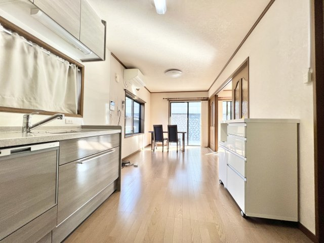 中央区鹿谷町のダイニング|キッチンからダイニングを一望できます！食事の支度をしながらご家族とのコミュニケーションを楽しんでいただけます！
