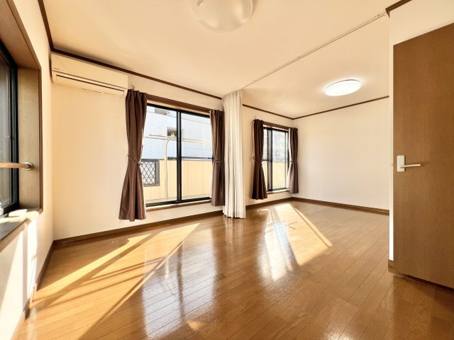 中央区鹿谷町の洋室|２階の洋室は仕切りをすれば２部屋に早変わりします！！