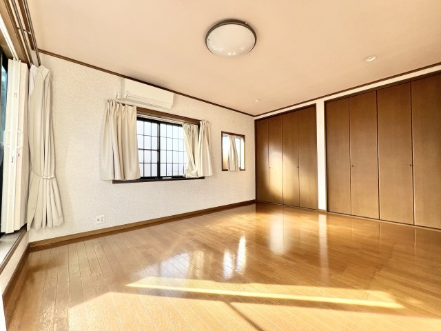 中央区鹿谷町の洋室|収納豊富なクローゼットがございます。