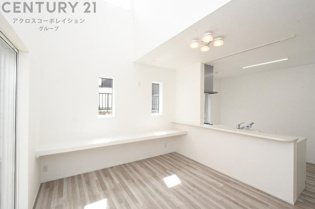 【同社施工例】リビングカウンターを設けることでデスクワーク・趣味・お子様の宿題など多目的な作業スペースとして使用できます。