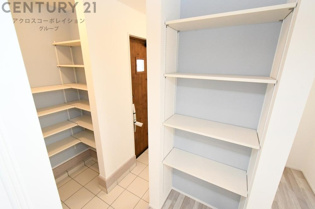 【同社施工例】大容量の収納力、玄関がすっきり片付くこと、靴を履いたままアウトドア用品などを収納できるシューズインクローク。