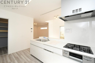 【同社施工例】リビングダイニングは家族や友人とのコミュニケーションを楽しむ場所でくつろぎながら食事や会話を楽しめ、多目的に利用できリラックスできる空間です。