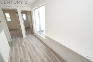 【同社施工例】家事や学習のサポート、インテリアのアクセントです。通路だけではなくPC作業・読書・趣味など様々な機能を持たせることで空間を有効活用し、生活の質を高めます。